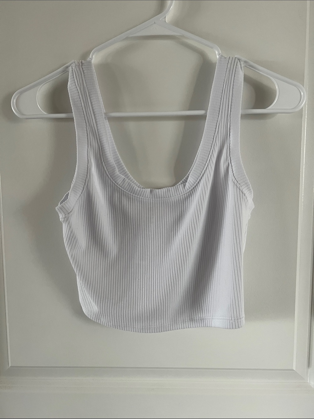 Alo Ribbed White Tank Crop Top. Size Small.